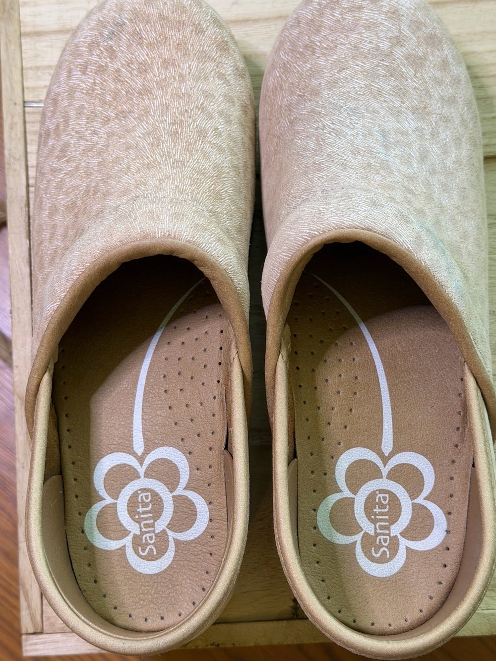 NWOT Sanita Beige Textured Suede Clogs Exceptional Arch Support, Sz 38EU/7.5US
